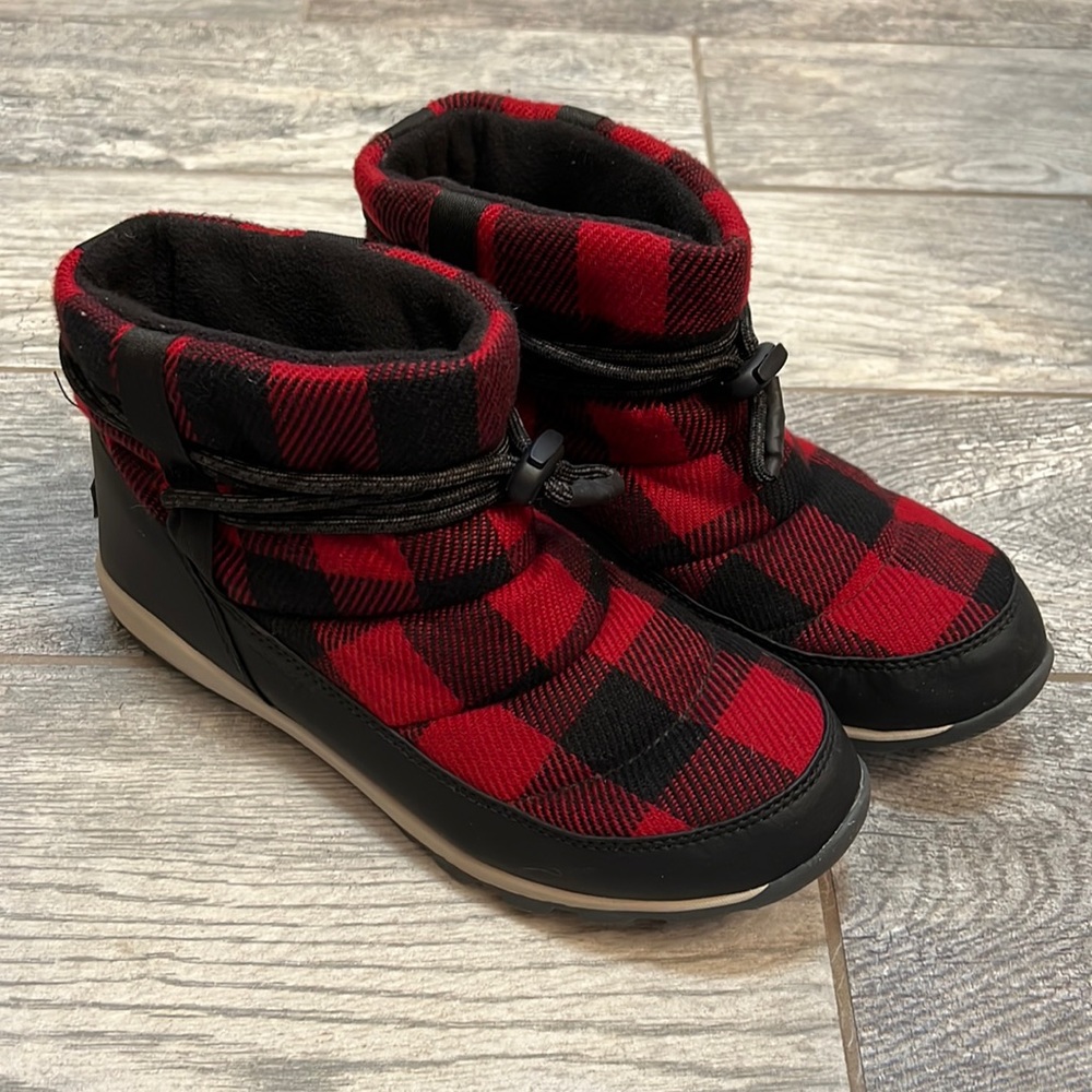Sorel Whitney Short Boot. Red dahlia. Size 9.5